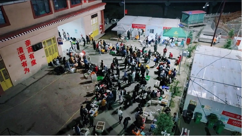 雅江松茸交易市場人聲鼎沸。雅江外宣供圖