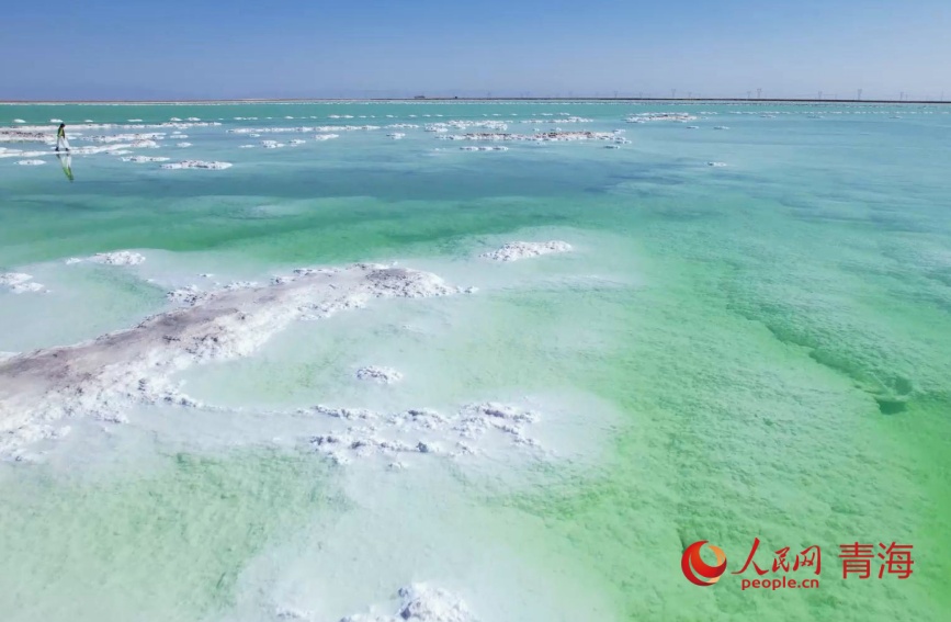 秋日的察爾汗鹽湖。人民網(wǎng)記者 甘海瓊攝