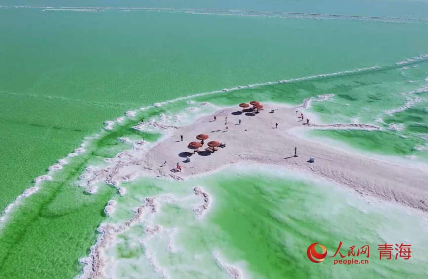 秋日的察爾汗鹽湖。人民網(wǎng)記者 甘海瓊攝