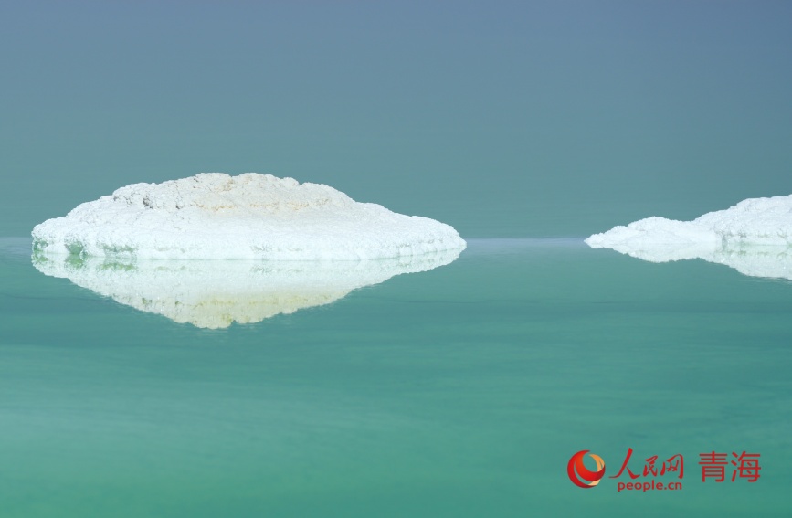 察爾汗鹽湖的鹽花。人民網(wǎng)記者 甘海瓊攝