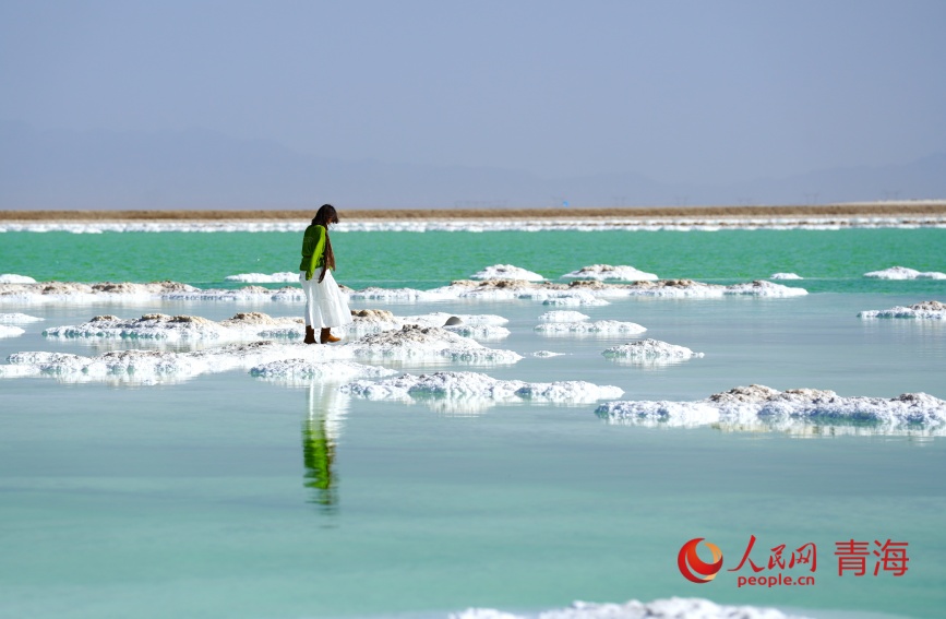 游客在察爾汗鹽湖。人民網(wǎng)記者 甘海瓊攝