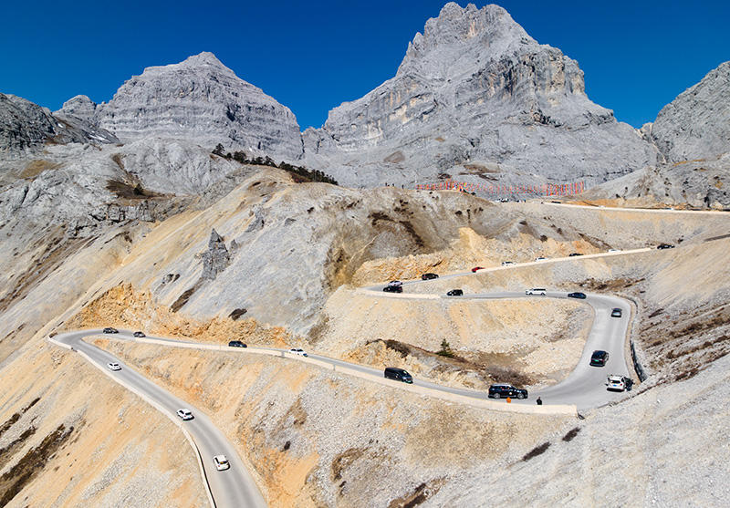 游客自駕體驗(yàn)巴拉格宗景區(qū)“天路108”。巴拉格宗景區(qū)供圖