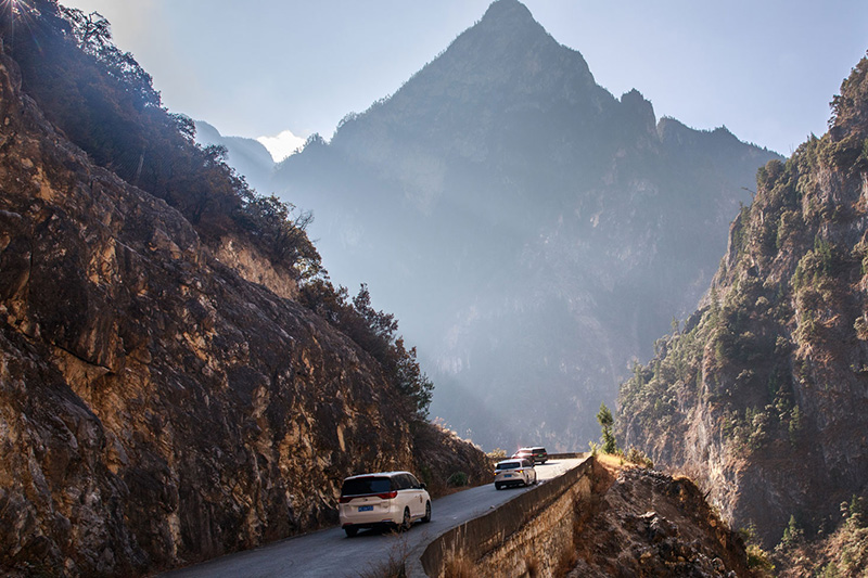 游客自駕體驗(yàn)巴拉格宗景區(qū)“天路108”。巴拉格宗景區(qū)供圖