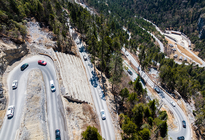 游客自駕體驗(yàn)巴拉格宗景區(qū)“天路108”。巴拉格宗景區(qū)供圖
