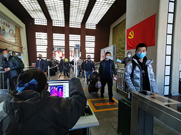 拉薩火車站工作人員對(duì)出站旅客進(jìn)行紅外線測(cè)溫。趙越拍攝.jpg