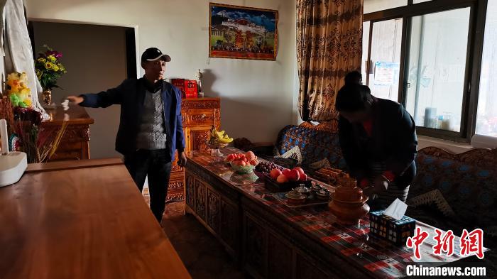 圖為群培和妻子在新家的客廳里。　張偉 攝