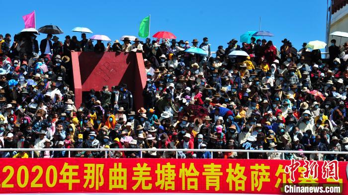 圖為當(dāng)日的比賽吸引了眾多觀眾。　張偉 攝