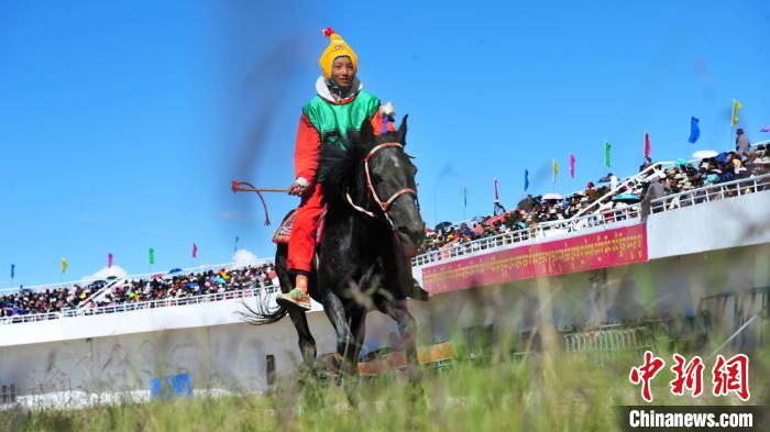 圖為少年騎手在比賽中?！垈?攝