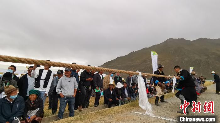 圖為當(dāng)日進(jìn)行的農(nóng)事趣味運(yùn)動(dòng)會(huì)?！垈?攝