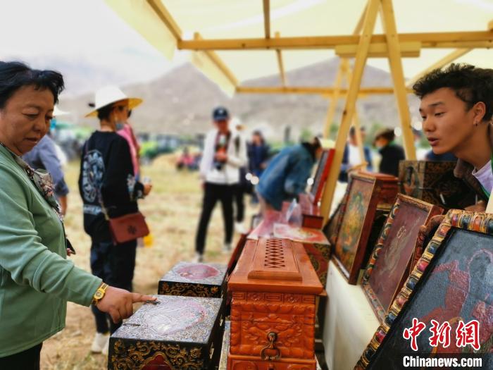 圖為拉薩市民在特色農(nóng)畜產(chǎn)品展示展銷(xiāo)會(huì)上選購(gòu)商品。　張偉 攝