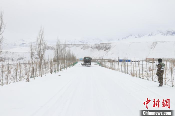 圖為救援官兵正在緊急清理路面積雪?！《崦刺?攝