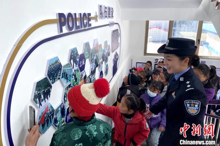 山南邊境管理支隊(duì)勒布邊境派出所舉行警營(yíng)開放日活動(dòng)，邀請(qǐng)駐地民眾進(jìn)警營(yíng)，了解民警工作生活。　莊冀 攝