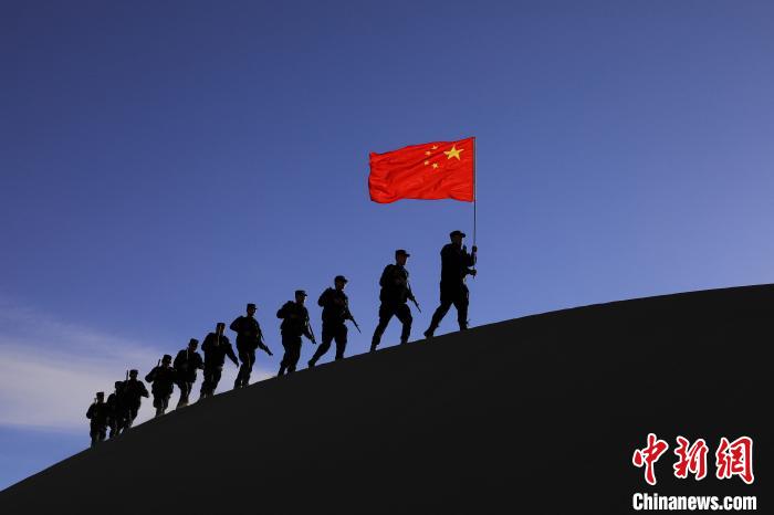 日喀則邊境管理支隊(duì)幾腳橋邊境檢查站民警在轄區(qū)開展巡邏工作?！↓埿▲P 攝