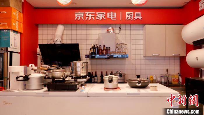 圖為店內(nèi)部分商品展示?！≈x牧 攝