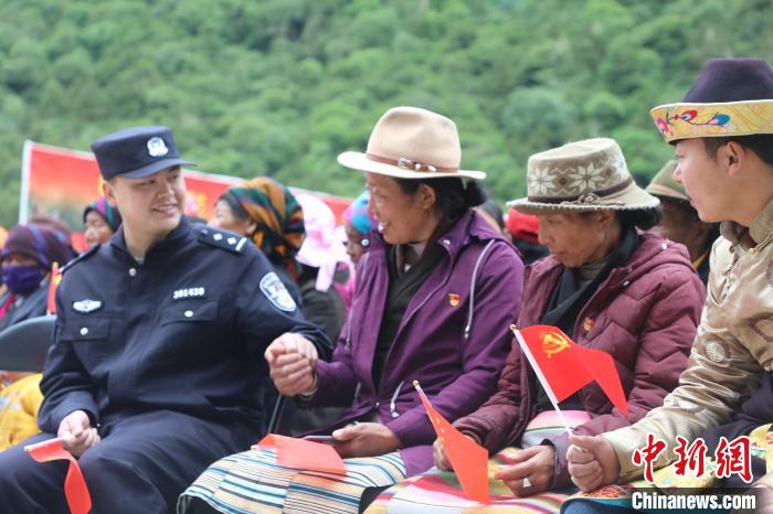 圖為李陽副所長(前排左一)與卓嘎、央宗姐妹共同參加愛國主義教育活動。　德吉 攝