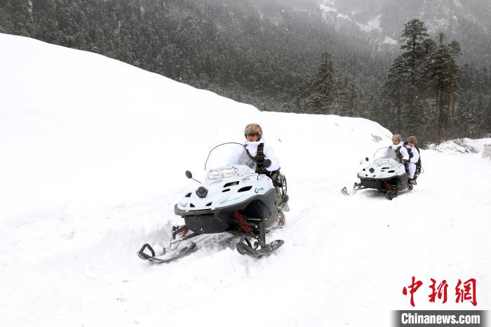 圖為雪地摩托車開路?！⊙鸩?攝