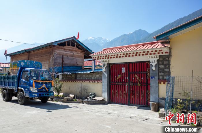 圖為林芝下察隅鎮(zhèn)布巴村村民家門口停放著貨運(yùn)車輛?！〗w波 攝