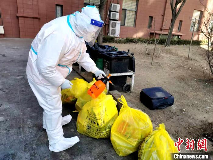 給垃圾做消殺?！¤F西區(qū)委宣傳部 攝