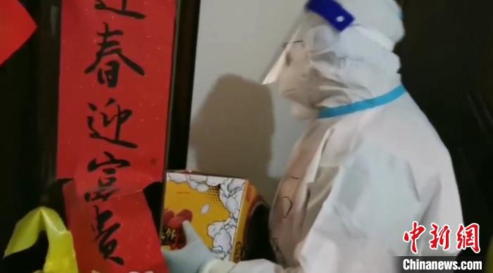 為封閉在家居民送快遞?！¤F西區(qū)委宣傳部 攝