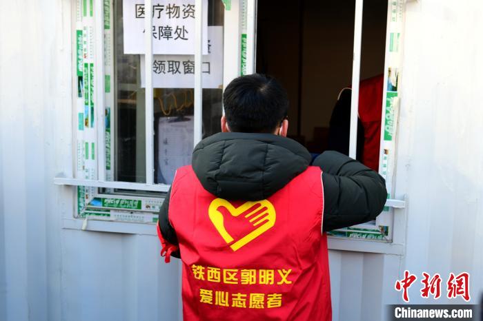 領防護用品?！¤F西區(qū)委宣傳部 攝