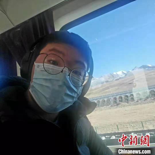 1月8日在西藏那曲開往拉薩火車上?！∈茉L者供圖 攝