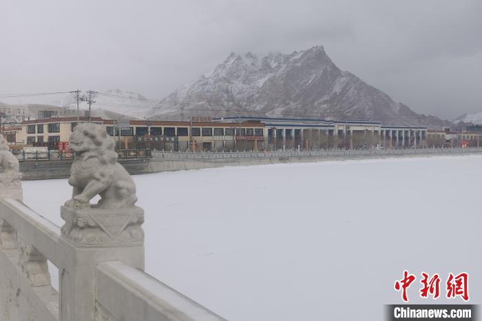 圖為2月5日傍晚時分的西藏阿里獅泉河鎮(zhèn)雪景?！⊥跏啦?攝