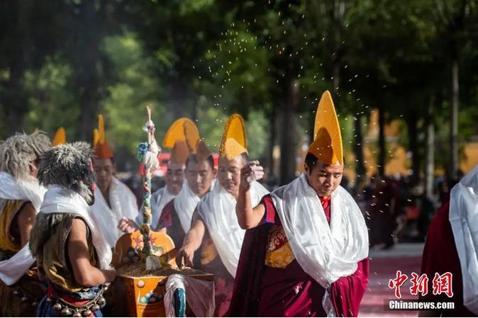資料圖：扎什倫布寺跳神活動(dòng)結(jié)束后，僧眾依次拋撒“切瑪”盒中的青稞祈福。<a target='_blank' ><p  align=