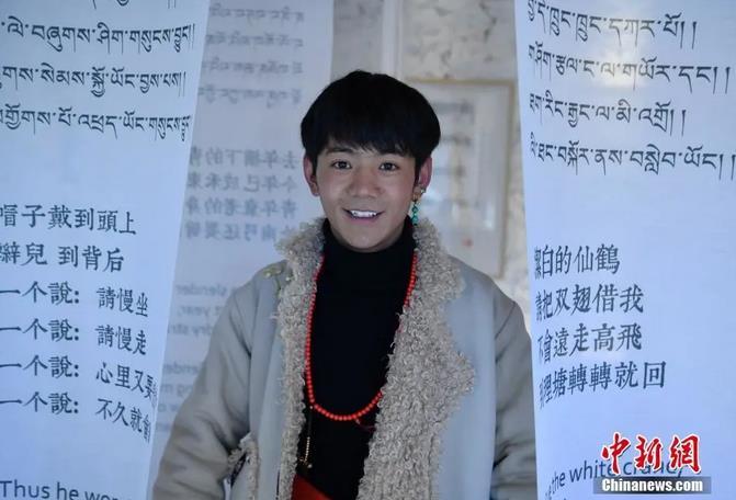 圖為丁真在理塘勒通古鎮(zhèn)倉央嘉措微型博物館里留影。<a target='_blank' ><p  align=