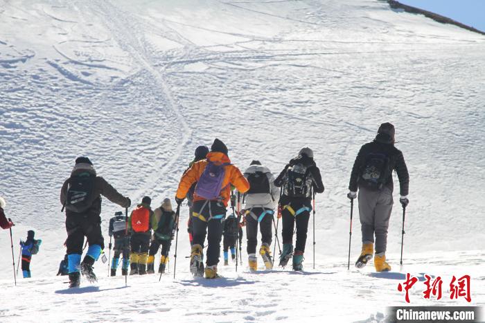 圖為2019年，普通民眾在洛堆峰體驗(yàn)登雪山活動(dòng)。資料圖 趙朗 攝