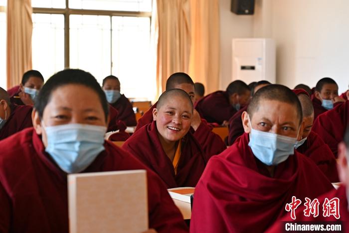 3月23日，記者走進(jìn)位于拉薩的西藏佛學(xué)院，探訪宗教學(xué)府的新學(xué)期。圖為西藏佛學(xué)院尼眾部學(xué)員等待上課。<a target='_blank' ></p><p  align=