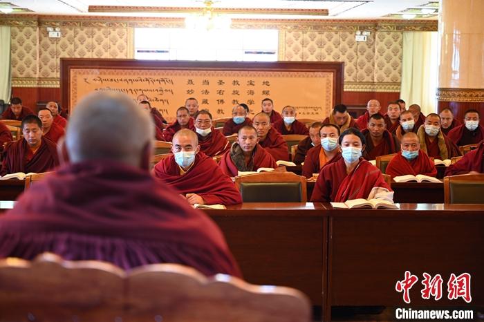 3月23日，記者走進(jìn)位于拉薩的西藏佛學(xué)院，探訪宗教學(xué)府的新學(xué)期。圖為佛學(xué)院學(xué)員正在上課。<a target='_blank' ></p><p  align=