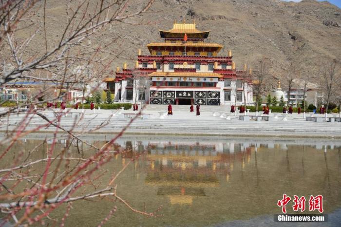 3月23日，西藏佛學(xué)院開(kāi)學(xué)第二日，<a target='_blank' >中新社</a>記者前往學(xué)院探訪了少年活佛班、尼眾部等，走進(jìn)了他們的課堂。該學(xué)院有來(lái)自藏傳佛教格魯派、寧瑪派等各個(gè)教派的僧尼，900余人在此學(xué)習(xí)。圖為西藏佛學(xué)院內(nèi)景。<a target='_blank' >中新社</a>發(fā) 貢嘎來(lái)松 攝