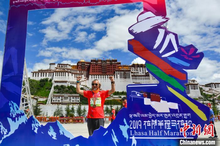 資料圖為2019年8月18日，拉薩舉行半程馬拉松賽?！〗w波 攝