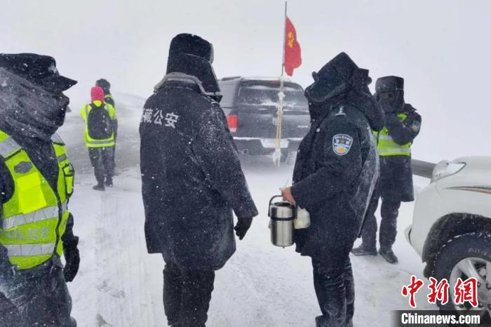 強降雪后，西藏安多縣警方在國道109線唐古拉山段開展除雪保通工作?！“捕嗫h公安局 供圖 攝