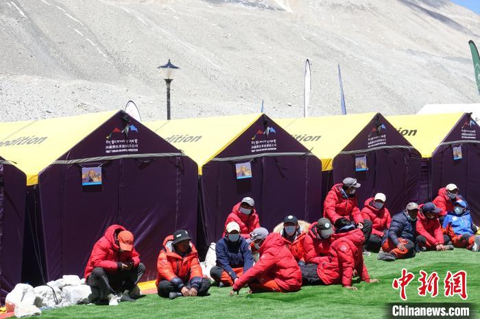 5月9日，登山隊員在珠峰北坡登山大本營歇息?！∪轿木?攝
