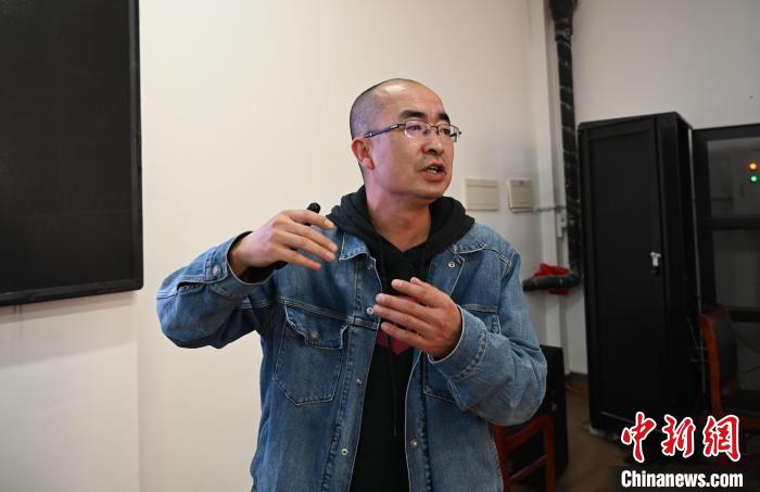圖為西藏大學(xué)教授寧長(zhǎng)春授課宣講。