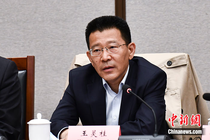 5月16日，由中國(guó)社會(huì)科學(xué)院西藏智庫(kù)、中國(guó)社會(huì)科學(xué)院民族學(xué)與人類(lèi)學(xué)研究所主辦的第五屆西藏智庫(kù)國(guó)際論壇在北京舉行。中國(guó)社會(huì)科學(xué)院副院長(zhǎng)王靈桂在致辭中表示，今年是西藏和平解放70周年，西藏人民團(tuán)結(jié)奮斗，把貧窮落后的舊西藏建設(shè)成經(jīng)濟(jì)發(fā)展、文化繁榮、社會(huì)進(jìn)步、環(huán)境良好、生活幸福的社會(huì)主義新西藏，西藏歷史上第一次徹底消滅了絕對(duì)貧困，同全國(guó)人民一起，西藏各族人民已經(jīng)走進(jìn)全面建成小康社會(huì)的新時(shí)代，進(jìn)入歷史發(fā)展的新坐標(biāo)。 <a target='_blank' ><p  align=