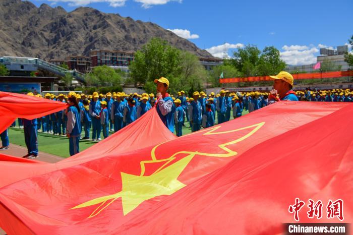 圖為拉薩市堆龍德慶區(qū)堆龍姜昆黃小勇希望小學(xué)學(xué)生在操場入隊儀式?！∝暩聛硭?攝