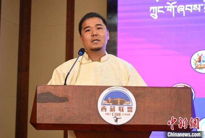 圖為西藏街舞聯(lián)盟常務副主任朗卡旺青致辭?！≮w朗 攝