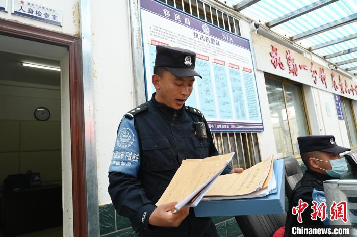 圖為洛桑朗嘎向記者展示卷宗。　趙朗 攝