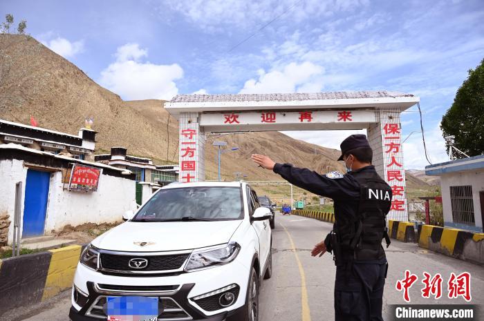 圖為移民管理警察示意司機(jī)停車接受檢查?！≮w朗 攝
