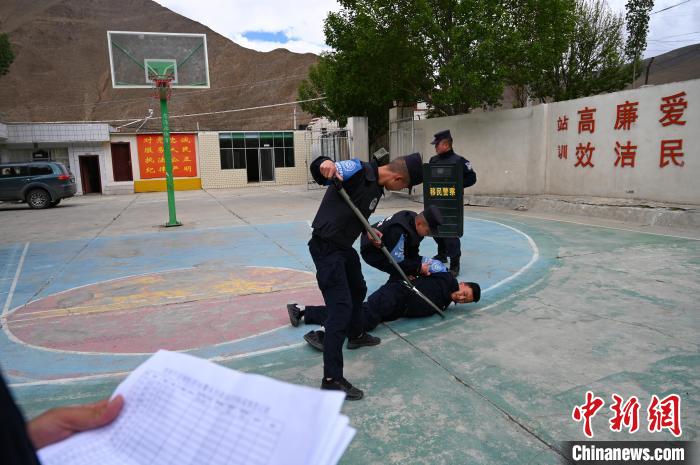 圖為移民管理警察進(jìn)行警務(wù)技能考核?！≮w朗 攝