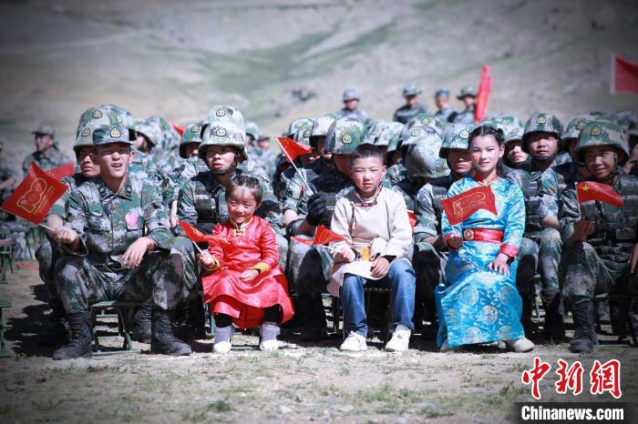 圖為駐地小朋友參加此次活動(dòng)?！?普布扎西 攝