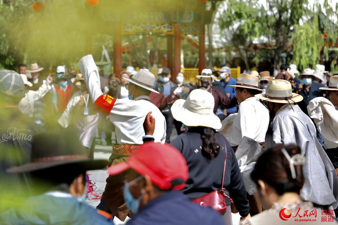 拉薩市民在宗角祿康公園跳鍋莊舞。人民網(wǎng) 次仁羅布攝