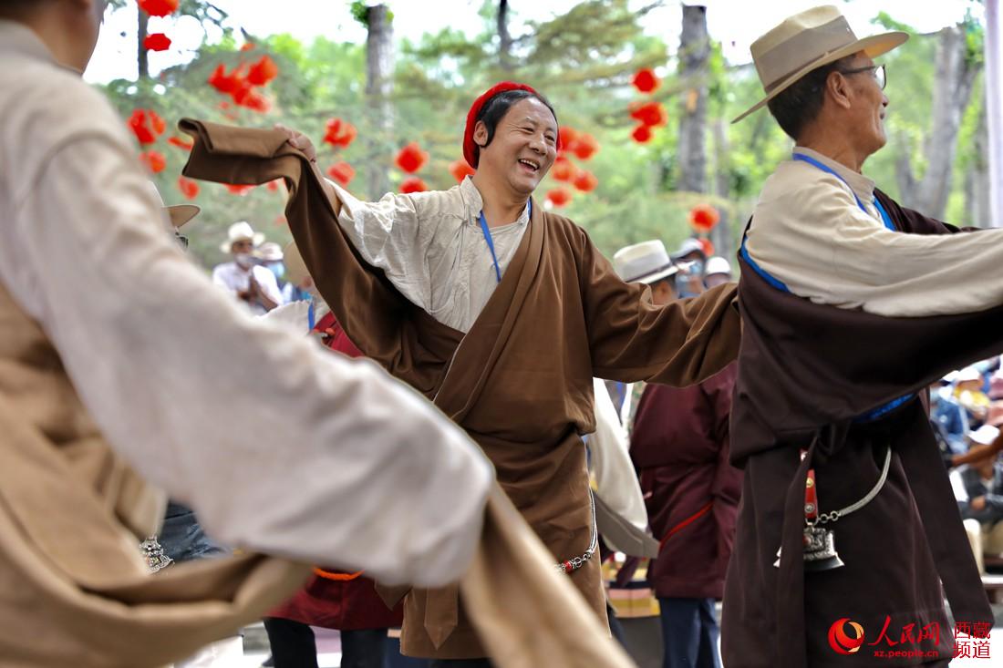 拉薩市民在宗角祿康公園跳鍋莊舞。人民網(wǎng) 次仁羅布攝