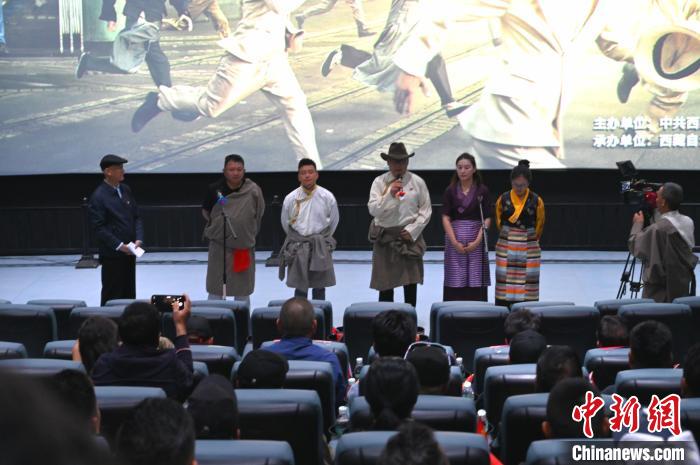 圖為主創(chuàng)人員分享譯制過程。　趙朗 攝