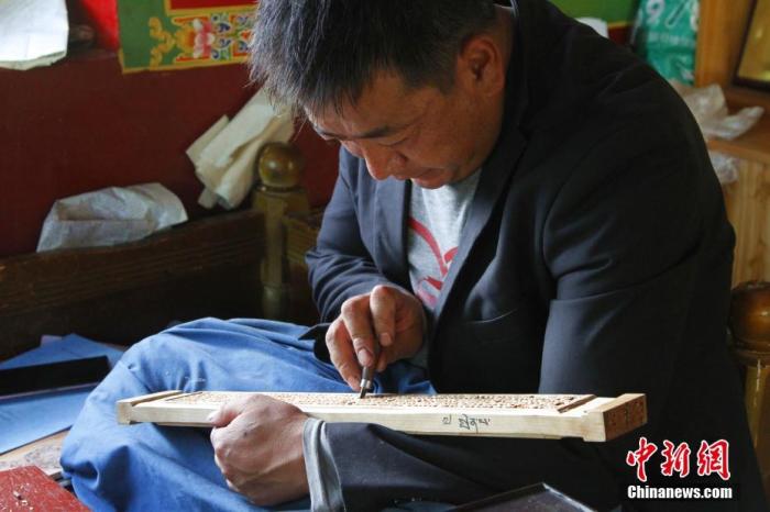 圖為7月14日，普松雕刻技藝傳承人嘎瑪曲扎正在家中進(jìn)行創(chuàng)作。 <a target='_blank' ><p  align=