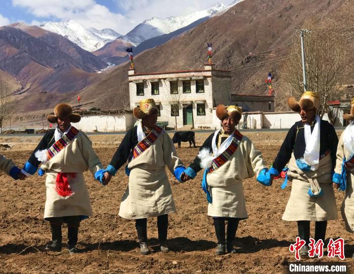 2021年3月，拉薩市德慶村村民在春耕儀式上表演傳統(tǒng)歌舞?！∪轿木?攝