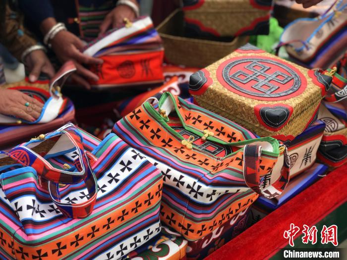 圖為打隆物交會(huì)上售賣的民族手工藝品?！∪轿木?攝