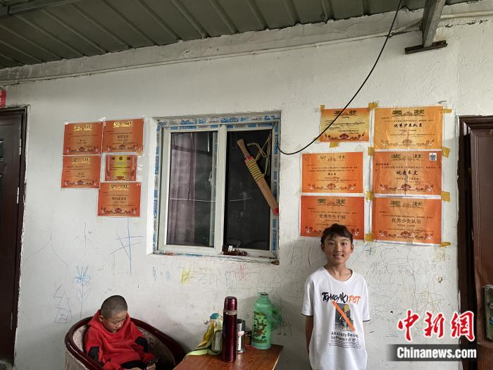 周勁名的大女兒和她獲得的獎(jiǎng)狀。彭寧鈴 攝